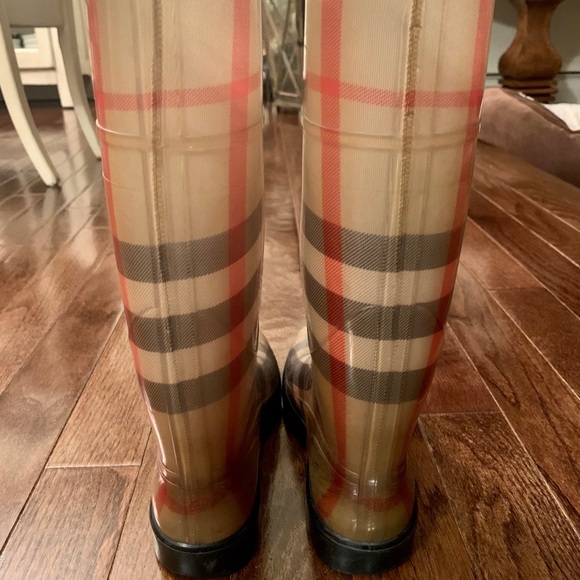 Burberry Rainboots - Picture 3 of 8